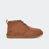 Botas Ugg Neumel color marrón, tipo chukka, de gamuza, con cordones y forro de lana reciclada UGGplush™. La suela es de espuma de caña de azúcar SugarSole™ y Treadlite by UGG™.