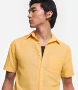 Camisa de hombre de manga corta confeccionada en mezcla de lino y algodón. Presenta un calce comfort, cuello camisero, cierre frontal con botones y un bolsillo en el pecho. Marca Marfinno.
