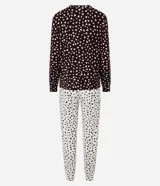 Pijama largo compuesto por blusa de manga larga con lazo ajustable en el bajo y pantalón tipo jogger con cintura elástica. Presenta un diseño bicolor con estampado de mini corazones en toda la prenda.