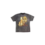 Remera gris oscuro con efecto acid wash, corte oversize y de manga corta. Presenta un estampado gráfico frontal con una mano haciendo fuck you, un personaje sonriente y el texto 'No Bystanders'.