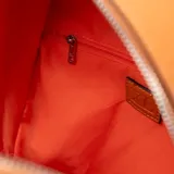 Mochila color habano de símil cuero con herrajes plateados. Tiene un compartimento principal con cierre, un bolsillo interno con cierre y un bolsillo externo con cierre. Cuenta con correa regulable y asa fija. Diseño clásico con logo de XL Extra Large al frente.