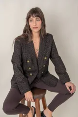 Blazer marrón con estampado animal print en negro, doble botonadura dorada y bolsillos con solapa.