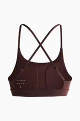 Top deportivo SculptMove color marrón, con escote redondo, breteles finos cruzados en la espalda y bajo elástico. Cuenta con copas forradas con relleno extraíble.