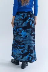 Falda midi con estampado geométrico difuso en tonos azul y marrón.