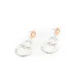 Par de aros colgantes con un aro pequeño dorado en la parte superior y dos aros entrelazados plateados en la parte inferior.