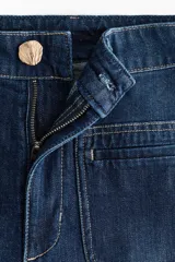 Jeans de tiro alto en denim de algodón con leve stretch, corte wide leg de piernas amplias, bolsillos parche delanteros y raya marcada en el frente.