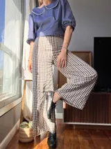 Pantalón de vestir de tiro alto con estampado a cuadros blanco y negro, de corte palazzo.