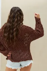 Sweater marrón de tejido abierto estilo crochet, de manga larga y diseño holgado.