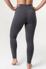 Calza deportiva de tiro alto con cintura ancha reforzada, confeccionada en tejido elástico con tecnología LYCRA® XTRA LIFE™.