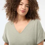 Camiseta de tejido crepé en color verde, con escote en V y mangas cortas con dobladillo fijo.