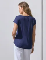 Remera de modal color marrón con cuello redondo y bordado floral en los hombros.