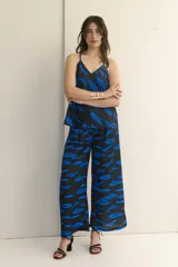 Pantalón palazzo negro con estampado de pinceladas azules, tiro alto y corte amplio.