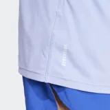 Remera de running Adidas Adizero Essentials, color lila claro, de corte ajustado y manga corta. Presenta un logo pequeño en color amarillo flúor en el pecho y paneles laterales de malla en gris claro.