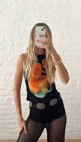 Pantalón de red negro de tiro alto y corte acampanado.