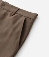 Pantalón de vestir masculino con corte recto y diseño sastre. Presenta cintura con pasantes, cierre tradicional y bolsillos laterales. Confeccionado en tejido de poliéster con un toque de elastano para mayor comodidad.