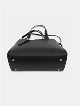 Cartera tipo tote de tamaño compacto, confeccionada en piel sintética lisa color negro. Presenta doble asa de mano ajustable con detalle de hebilla metálica y correa larga ajustable. Incluye cierre principal con cremallera y logo de la marca grabado en la parte inferior frontal.
