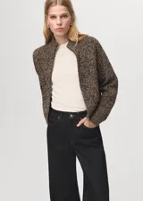 Jeans de denim oscuro de corte ancho y tiro medio, con bolsillos laterales y traseros, y botamanga ancha con vuelta.