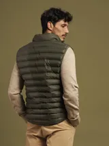 Chaleco negro acolchado con cierre frontal y bolsillos laterales con cierre.