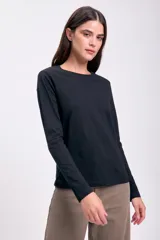 Remera básica negra de manga larga y cuello redondo.