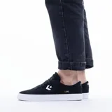 Championes Converse Louie Lopez Pro Ox, color negro con detalles en blanco. Zapatillas de skate de caña baja, confeccionadas en gamuza con logo Converse Star Chevron en los laterales y suela vulcanizada.