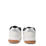 Championes urbanos New Balance modelo 480, de diseño inspirado en el skate, color blanco con detalles en negro y suela de goma color caramelo.