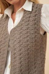 Chaleco marrón de punto abanico crochet. Prenda must have de la temporada.