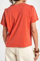 Remera de algodón peinado con efecto lavado, cuello redondo y mangas cortas, de calce ajustado al cuerpo.