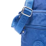 Bandolera pequeña color azul, confeccionada en material textil con acabado arrugado. Cuenta con un compartimento principal con cierre, un bolsillo frontal con cierre, correa ajustable con logo grabado y parche circular con el logo de la marca en el frente.