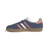 Championes Adidas Gazelle Indoor de gamuza azul con detalles en rosa y blanco.