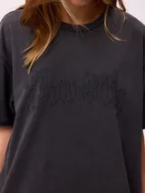 Remera de corte holgado con efecto lavado, cuello redondo y mangas cortas. Presenta el logo de la marca bordado en el frente con un diseño tipográfico.