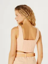 Top corto de escote cuadrado y tirantes anchos, con diseño entallado al cuerpo y costuras verticales decorativas.