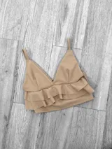 Top color rosa con breteles finos, escote en V y doble volado en el ruedo.