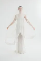 Vestido largo de tul con bordados florales al tono, escote en V profundo y diseño ajustado en el torso con falda fluida.