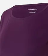 Remera deportiva Get Over de microfibra texturizada color rojo, con mangas cortas, cuello redondo y corte holgado.