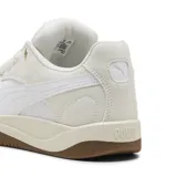Championes urbanos Puma modelo Park Luna OG, con diseño de inspiración retro. Presentan una combinación de cuero y gamuza en tonos beige y blanco, con la icónica franja lateral de la marca en blanco y suela de goma color marrón.