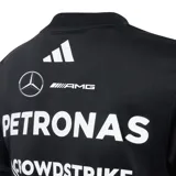 Camiseta deportiva Adidas, réplica de la utilizada por el equipo Mercedes-AMG Petronas Formula One Team. Color negro con detalles en blanco y logos de los patrocinadores. Confeccionada en tejido transpirable AEROREADY.