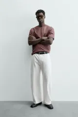 Camiseta color arena de algodón compacto, corte recto, cuello redondo y mangas cortas.