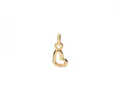 Dije charm con forma de corazón calado, bañado en oro amarillo de 18k.