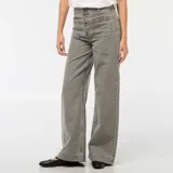 Pantalón jean de corte wide leg en color gris lavado, con cintura alta, cierre frontal de botones expuestos y bolsillos delanteros tipo parche.