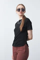 Remera de manga corta con cuello redondo a la base, de calce clásico y diseño minimalista con ruedo redondeado.