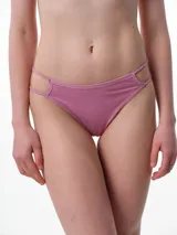 Tanga de algodón color beige, con diseño de tiro bajo y doble tira lateral fina. Cuenta con un fundillo de algodón para mayor comodidad.
