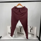 Pantalón de jogging color bordó, con cintura elástica ajustable con cordón y puños en los tobillos.