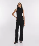 Blusa sin mangas de punto color negro, con cuello alto y superficie lisa.