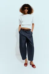 Jeans Z1975 de tiro alto y pernera ancha, estilo wide leg, en denim azul oscuro con costuras en contraste. Cuenta con cintura elástica en la parte trasera, bolsillos delanteros y cierre frontal con cremallera y botón.