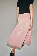 Falda midi tiro medio de la ZW Collection, color rosado, con diseño evasé, bolsillos laterales y cierre trasero con cremallera.