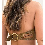 Top halter de cuero color dorado metalizado, con diseño sin mangas y bajo en punta.