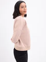Campera tipo bomber de felpa color gris claro, con cierre frontal completo, cuello redondo y puños elásticos acanalados.