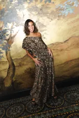 Falda larga de seda estampada con caída fluida y movimiento, con pretina con pliegues.