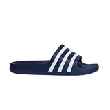 Sandalias tipo chinela Adidas Adilette Aqua, color azul marino con tres franjas blancas en la tira superior.