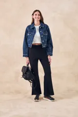 Pantalón negro de viscosa con corte wide leg y tiro alto.